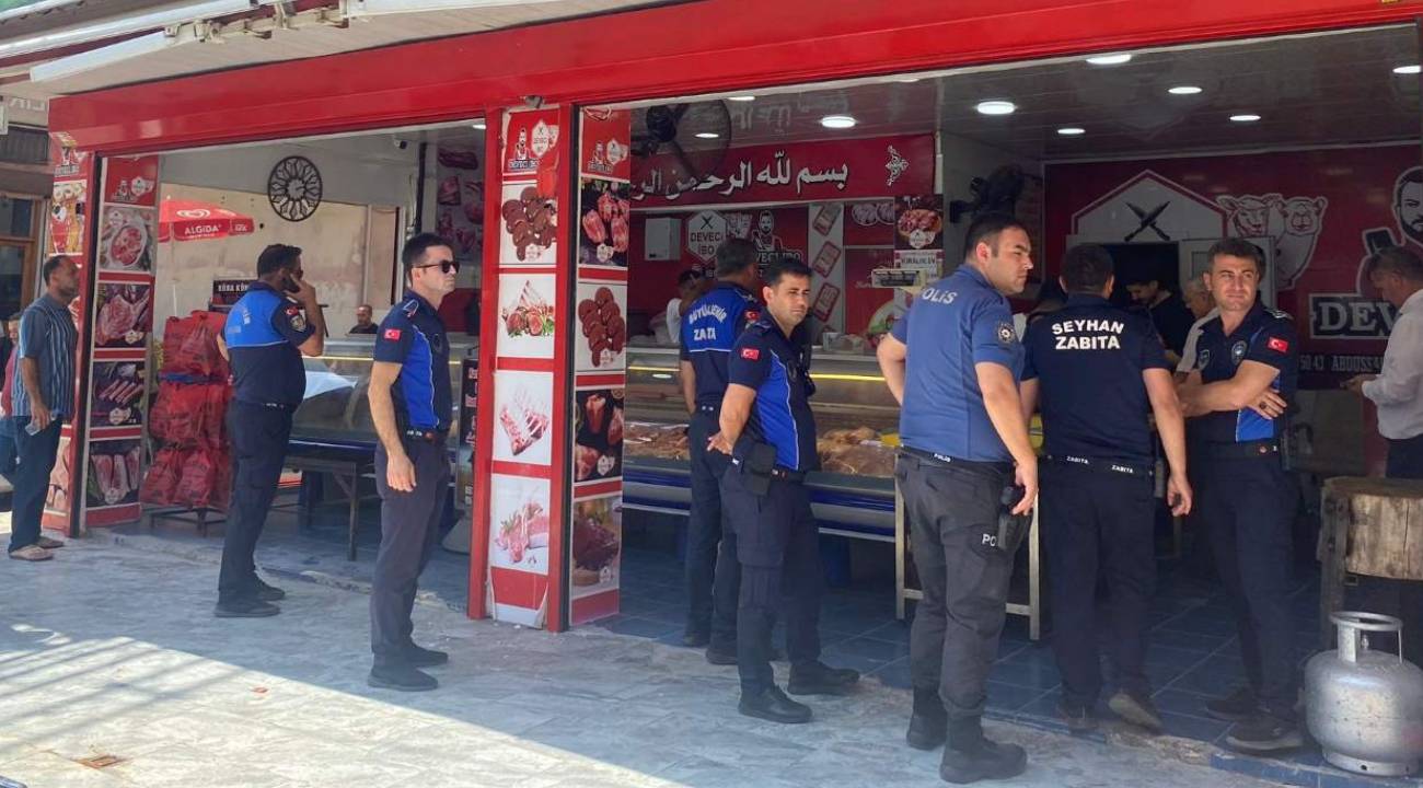 Adana'da kaldırıma dizilen koyunları art arda kesen kasap kapatıldı