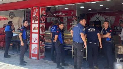 Adana'da kaldırıma dizilen koyunları art arda kesen kasap kapatıldı