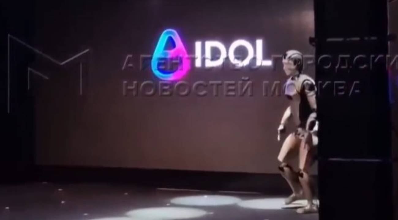 Rusya'daki insansı robot tanıtımında beklenmedik an