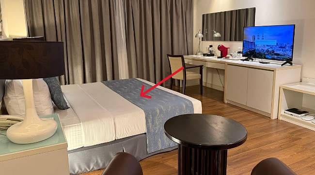 Otel yataklarındaki bu örtü aslında ne işe yarıyor? Nasıl ortaya çıktı?