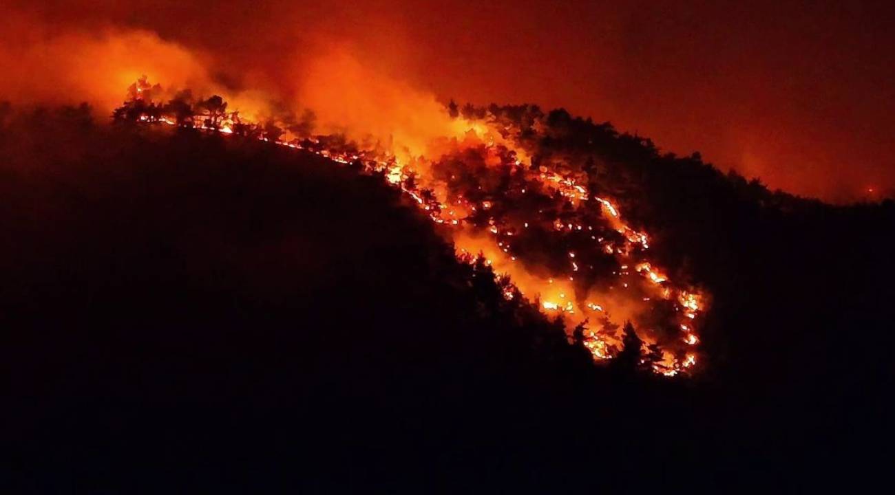Karabük: Kara yoluna yaklaşan alevler dronla görüntülendi