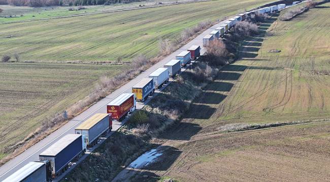 Uzadıkça uzuyor: 31 kilometrelik TIR kuyruğu oluştu