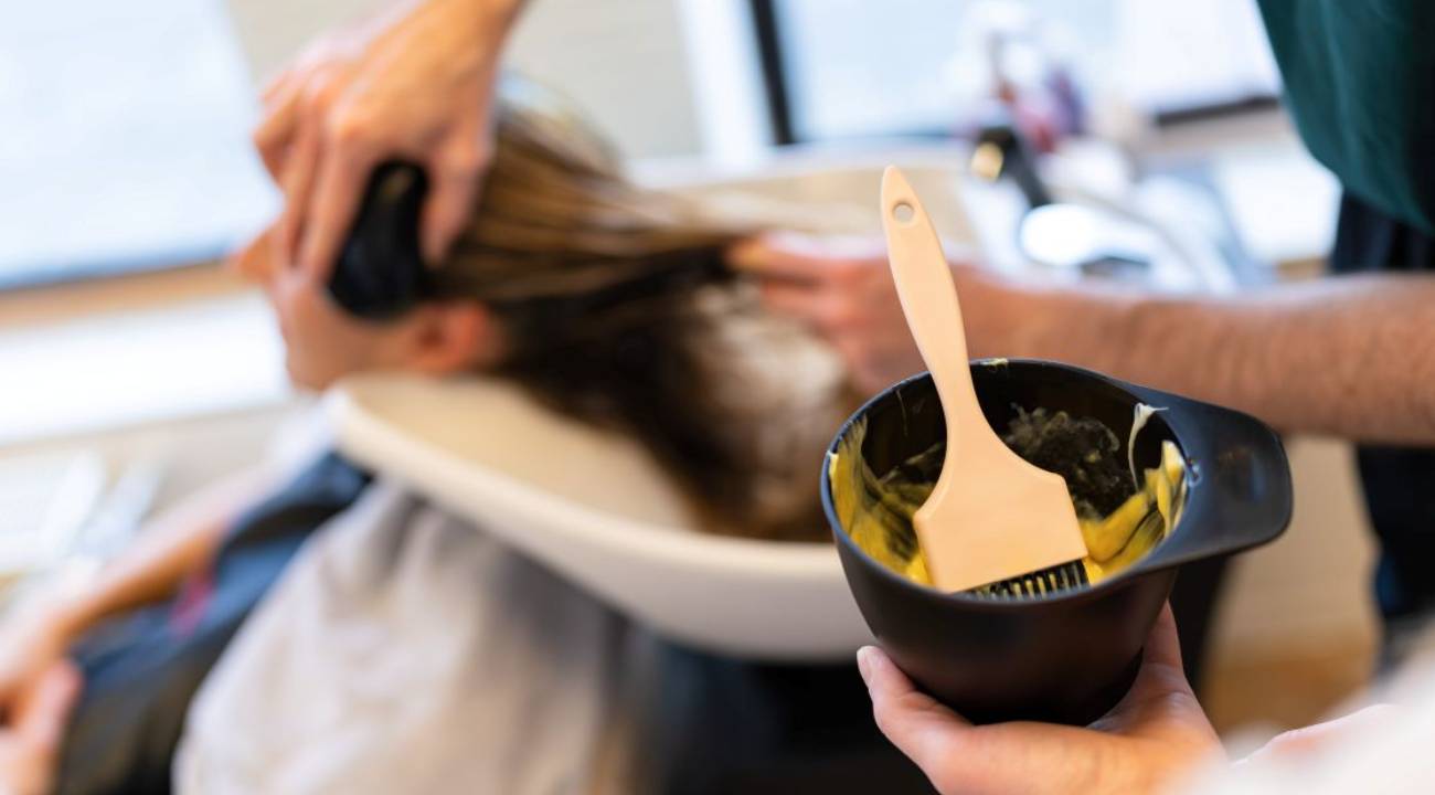 Saçını boyamayı bırakınca farklı muamele gördüğünü söylüyor