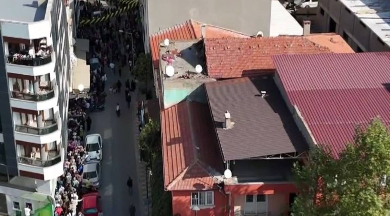 İndirimli açılışta kuyruk oluştu, izdiham yaşandı