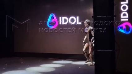 Rusya'daki insansı robot tanıtımında beklenmedik an