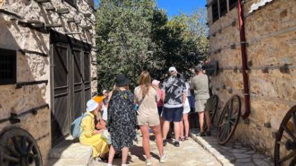 Litvanyalı turistlerin çok ilgisini çeken Türk köyü