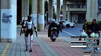 Çinli robot yürüye yürüye rekor kırdı