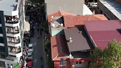 İndirimli açılışta kuyruk oluştu, izdiham yaşandı
