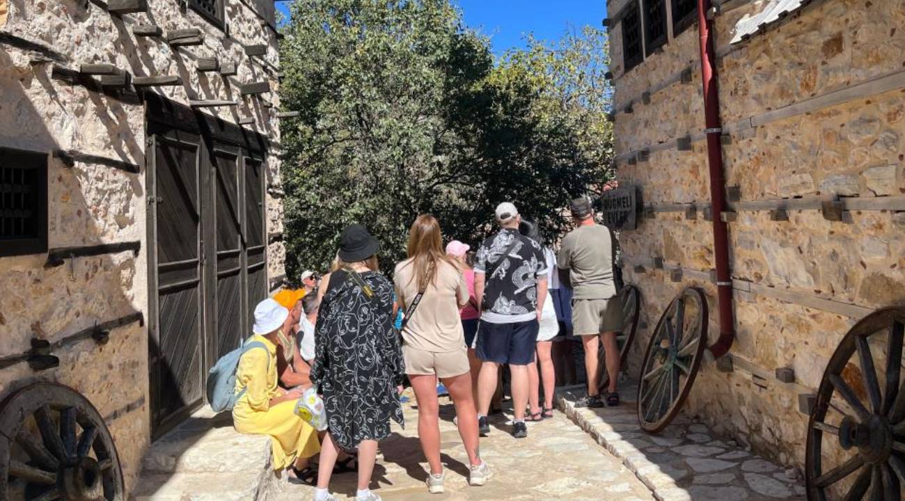 Litvanyalı turistlerin çok ilgisini çeken Türk köyü