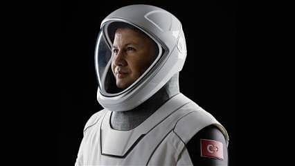 Ekonomiden sorumlu bakanlardan Türkiye'nin ilk astronotu Gezeravcı'ya tebrik mesajı
