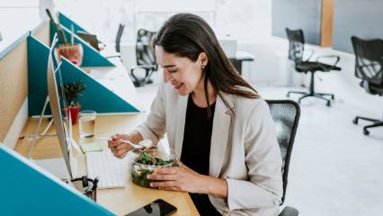 Ofiste çalışanlar nasıl beslenmeli? Bir uzman 10 önerisini ve menü örneği paylaşıyor