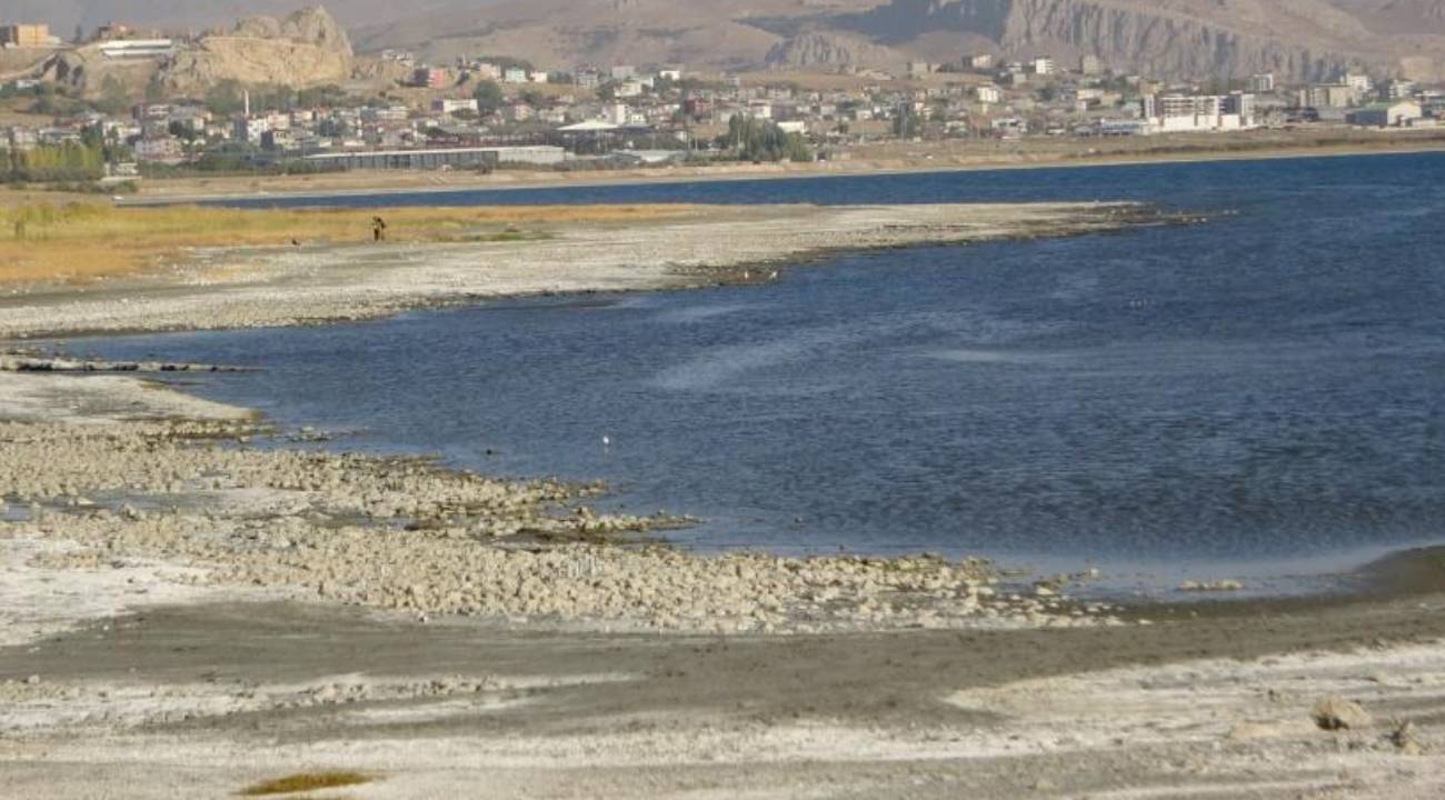 'Haritalarda bile belli oluyor, Van Gölü'nün şekli değişiyor'