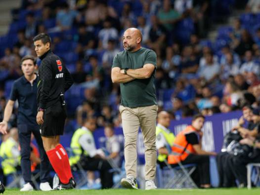 Tam zamanlı otobüs şoförlüğünü bırakıp tam zamanlı teknik direktör oldu