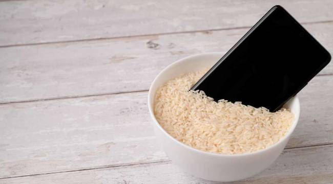 Apple, 'ıslanan, nemli iPhone'unuzu bir kase pirinçte kurutmayın' diyor