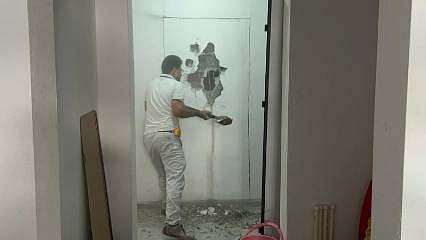 Adana'da kapısına duvar örülen kişi 2 yıl sonra evine kavuştu