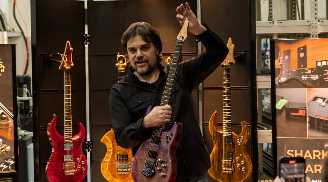 Türkiye’nin İlk Elektro Gitar Fabrikasını Kurdu