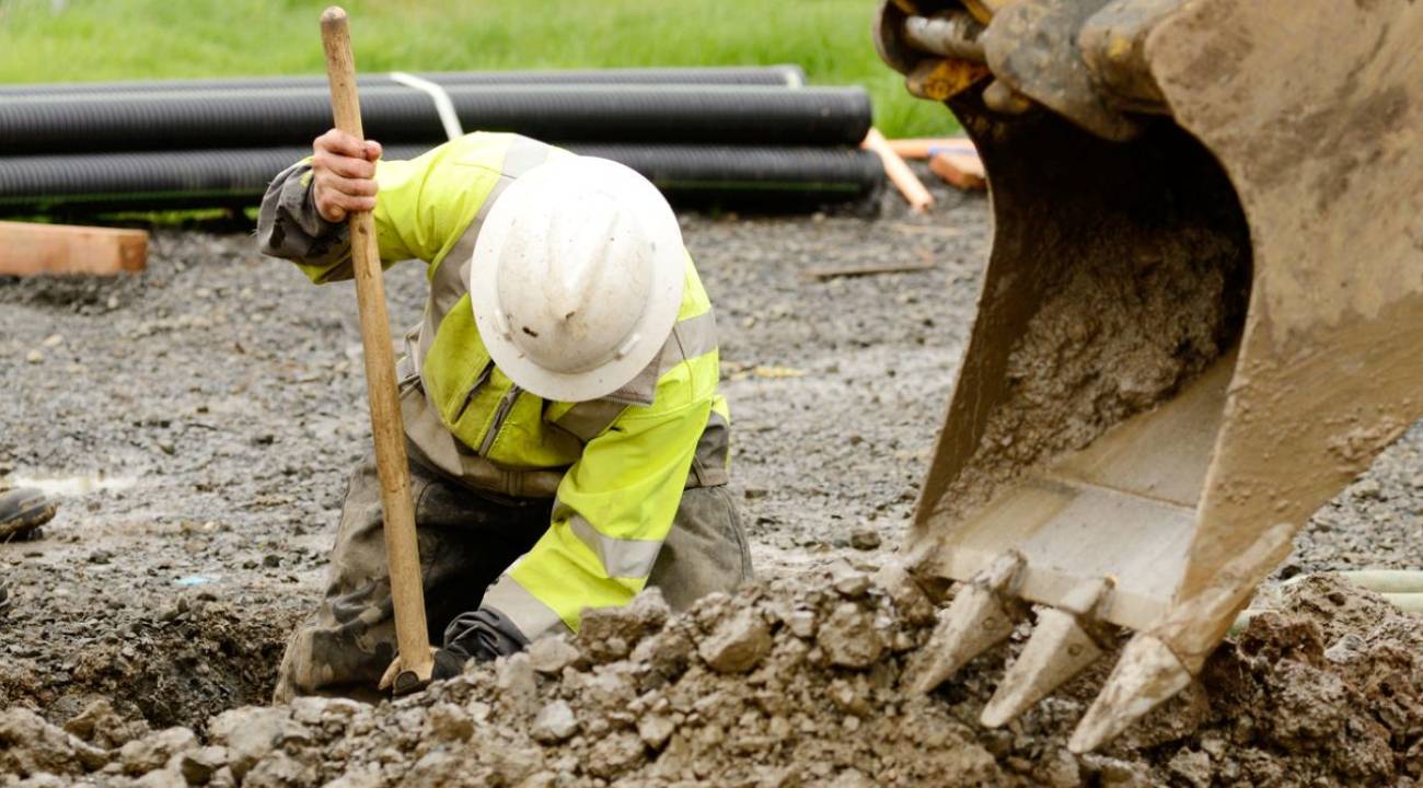 Su borusu için çukur kazan DSİ çalışanları bulduklarıyla şaşkına döndü