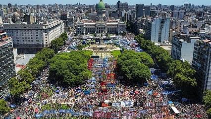 Arjantin'de binlerce kişi genel grev kapsamında hükümeti protesto etti