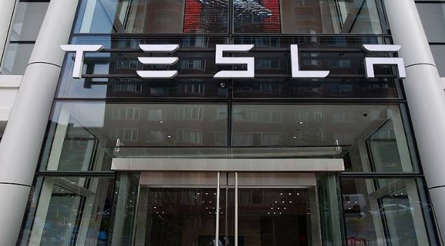 Tesla, 1,6 milyon elektrikli aracını geri çağırdı