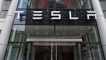 Tesla, 1,6 milyon elektrikli aracını geri çağırdı