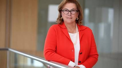 Güler Sabancı, "Altın Işıklar, Yükselen Güneş Nişanı"na layık görülen ilk Türk kadın oldu