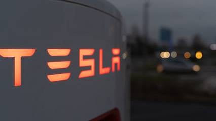 Tesla, yaklaşık 2,2 milyon aracını geri çağırıyor