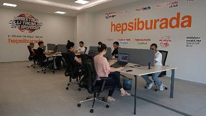 Hepsiburada, depremin birinci yılında bölgeye desteğini büyüterek sürdürüyor