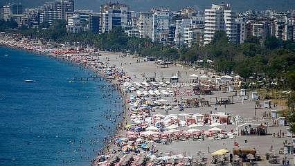 Antalya'da ikamet izni bulunan yabancı sayısı açıklandı... İlk sırada Ruslar var 