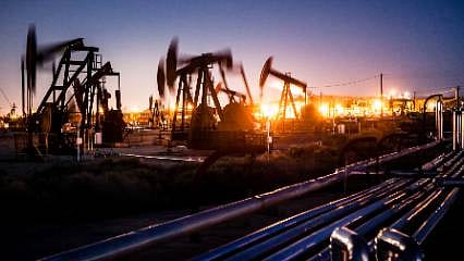 Brent petrol 4 haftalık değer kaybının ardından yükselişe geçti