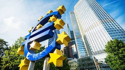 ECB'nin 5 yıl sonra ilk faiz indirimine giderek Fed'in önüne geçmesi bekleniyor
