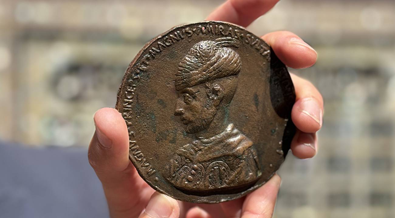 Fatih'in 'tılsımlı madalyonu' Londra'da rekor fiyata satıldı 