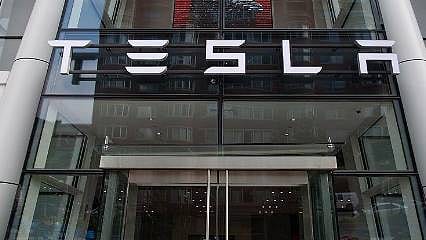 Tesla'da robot mühendise saldırdı 