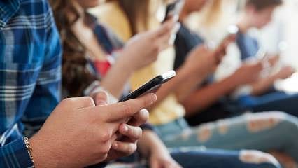 Avrupa'da bir ilk... Kamusal alanlarda cep telefonu kullanımını yasakladılar 