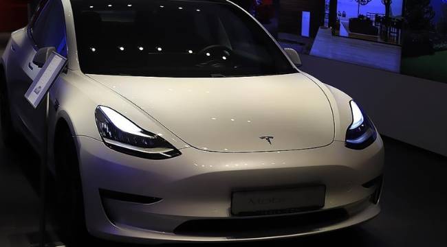 Tesla, zorlu geçen haftanın ardından otomobil fiyatlarını düşürdü