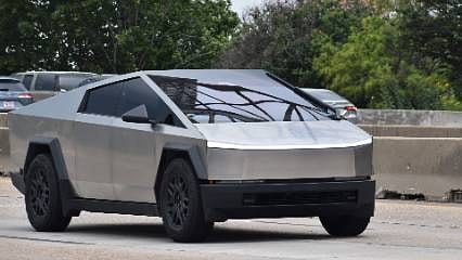 Musk'tan Çeçen lider Kadirov'a 'Cybertruck' hediye ettiği iddialarına yanıt: 'Aptal mısınız?'
