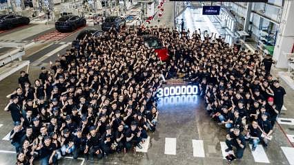 Tesla'nın ABD dışındaki en büyük fabrikası: 3 milyonuncu araç banttan indirildi 