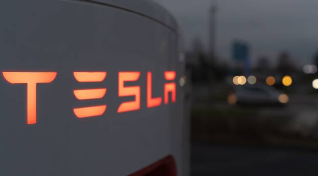 Tesla, yaklaşık 2,2 milyon aracını geri çağırıyor