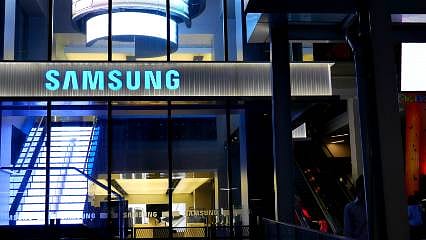 Binlerce Samsung çalışanı greve gitti