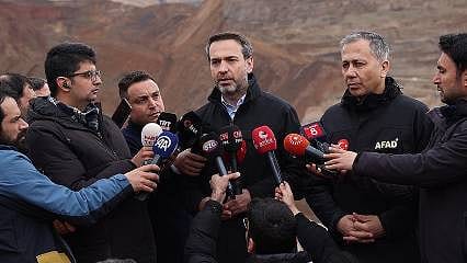 Bakan Bayraktar: Maden kazasında toprak kütlesinin taşınacağı alan tahliye edilmeye başlandı