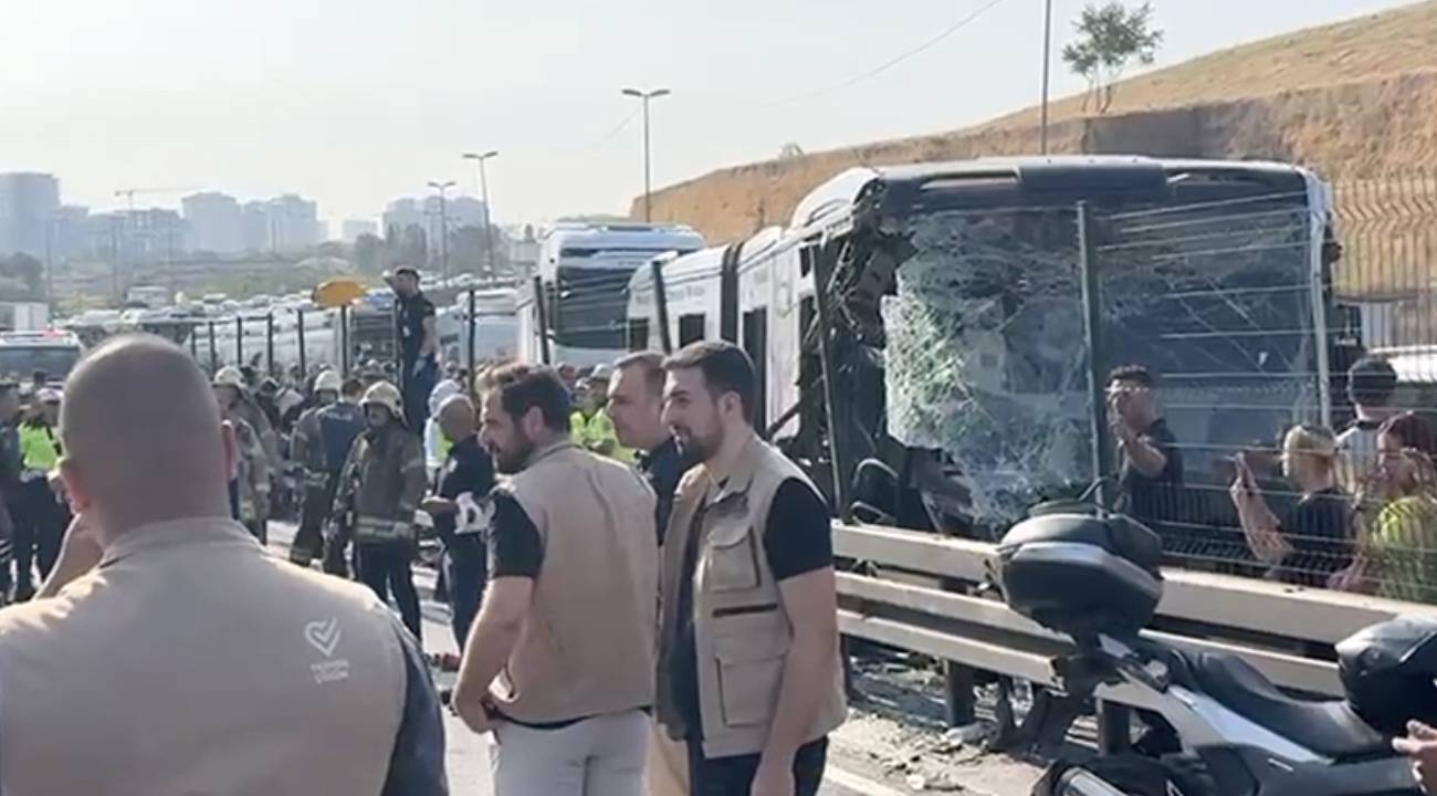 Küçükçekmece'de iki metrobüs çarpıştı: 1 ölü, 38 yaralı 