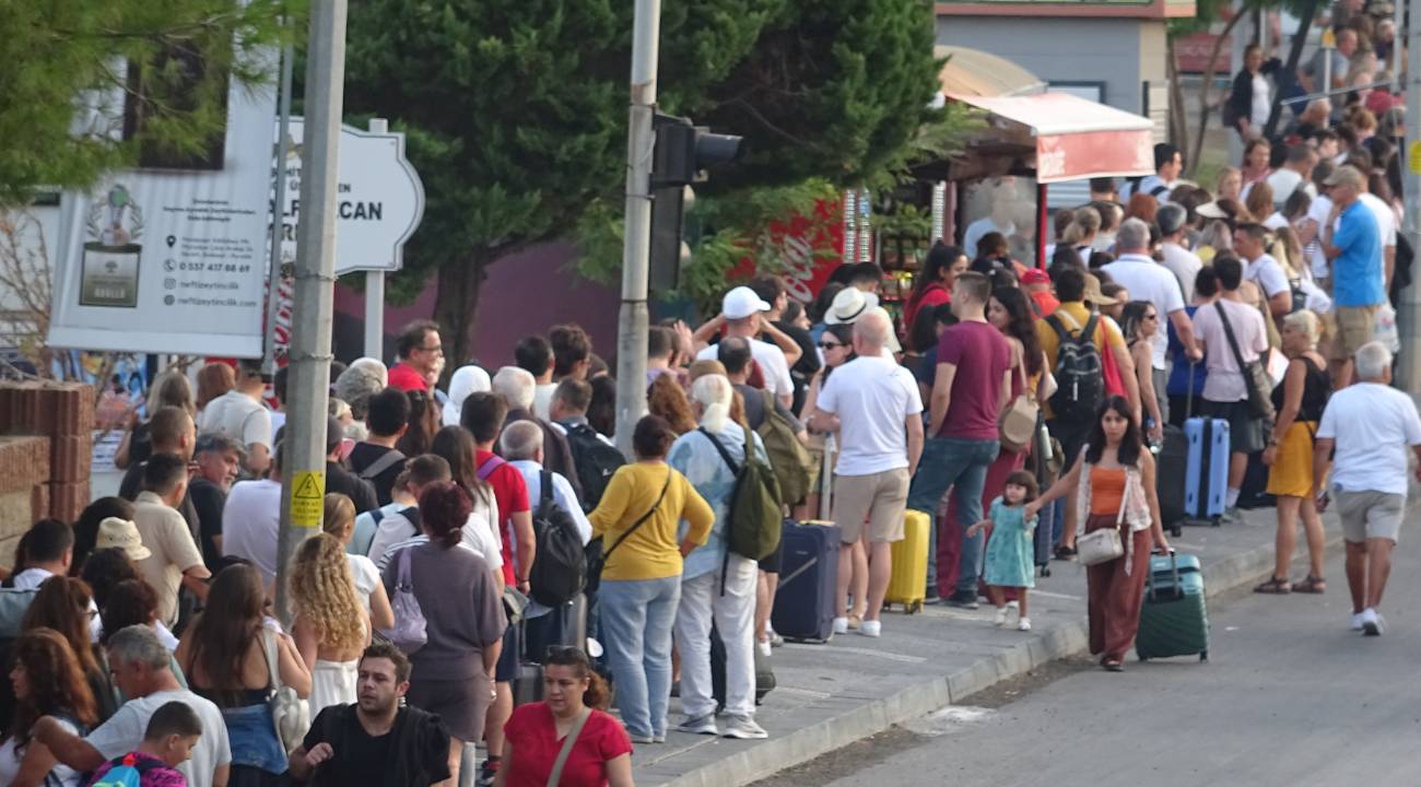 Zamlı yurt dışı çıkış harcı da etkilemedi: Midilli Adası kuyruğu uzadıkça uzadı 