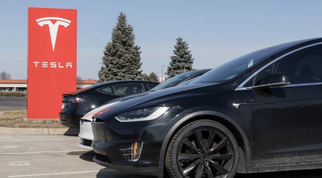 Tesla teslimatları beklentilerin altında kaldı, hisseleri sert düştü 