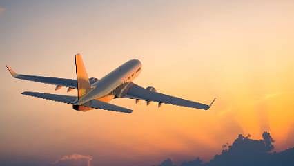 Uçuşun gecikeceğini anons eden pilot, yolcunun saldırısına uğradı