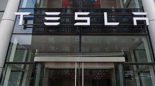 Tesla'da robot mühendise saldırdı 