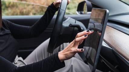 Arabalarda multimedya ekran yasak mı? Sonradan takılan multimedya ekran cezası nedir?