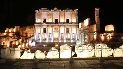 Efes, ışıklandırılarak gece ziyaretine açıldı
