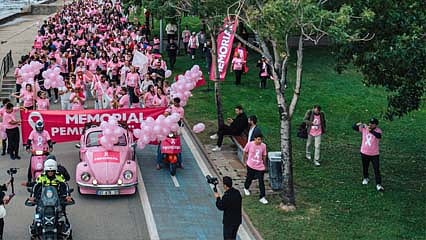 Caddebostan’da pembe yürüyüş