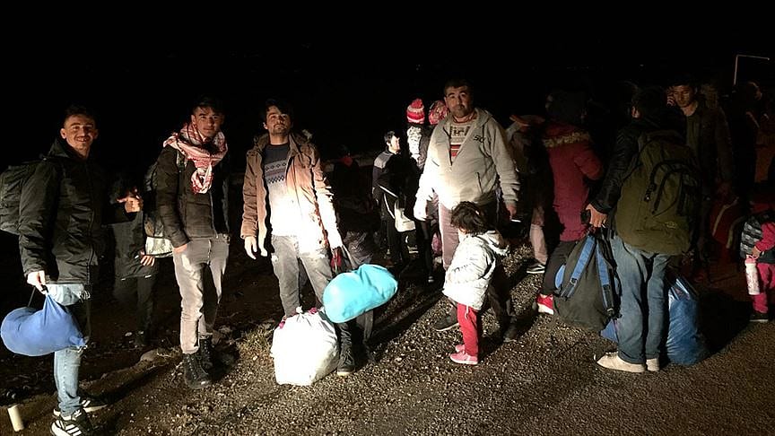 'Kapılar açıldı' haberinin ardından göçmenler sınıra yürüyor-1