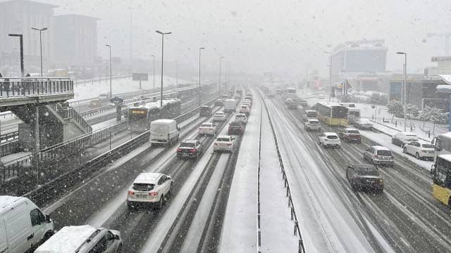 İstanbul Valisi Yerlikaya saat verip uyardı, yeni kar önlemlerini duyurdu