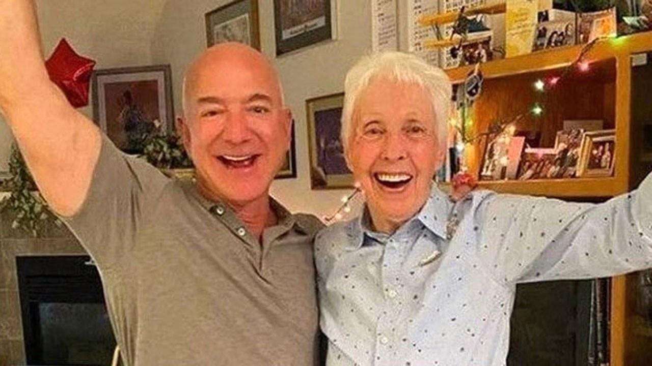Bezos'un uzay yolculuğunun onur konuğu oldu-0
